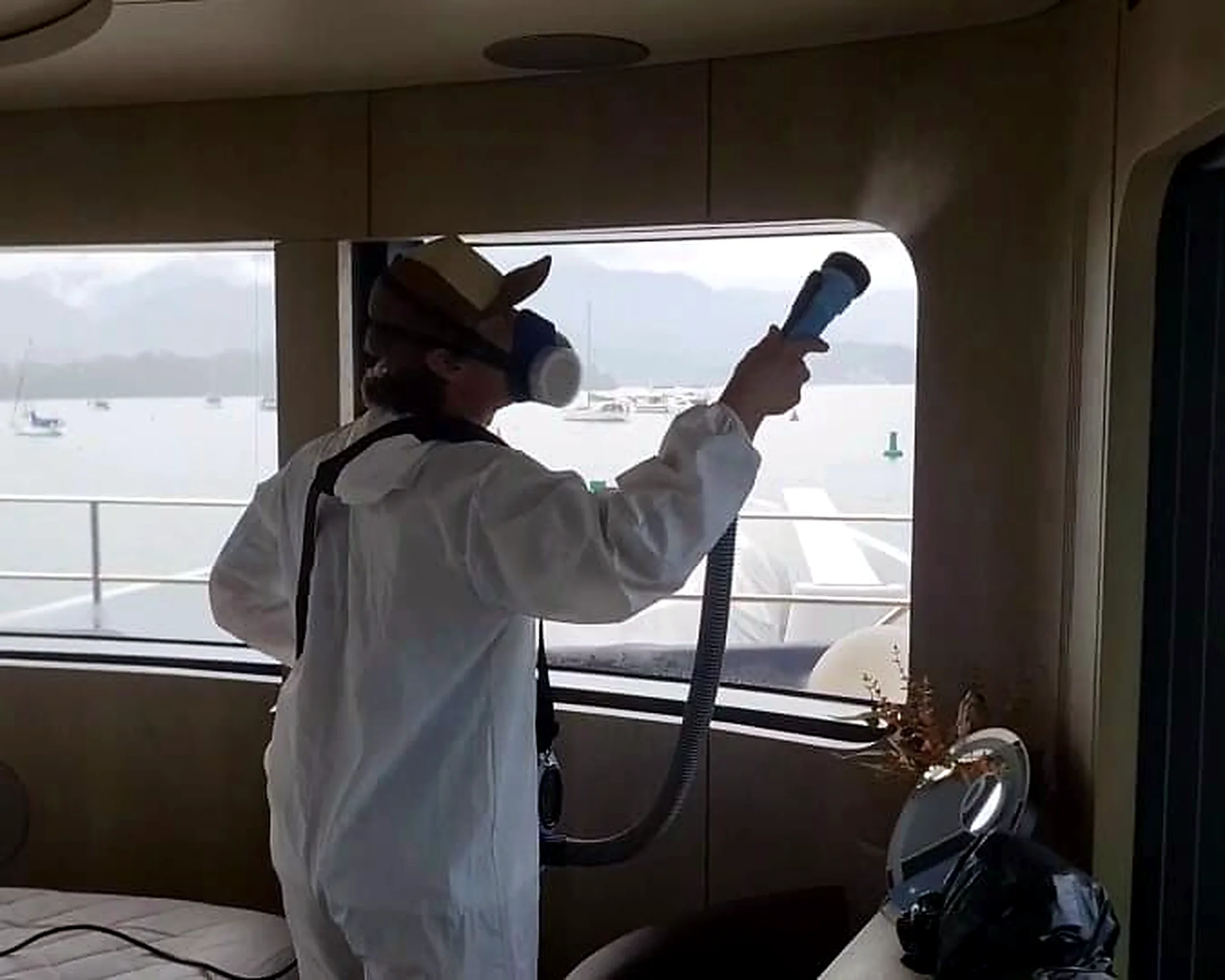 Tecnico aplicando produto especializado em quarto de embarcacao 3