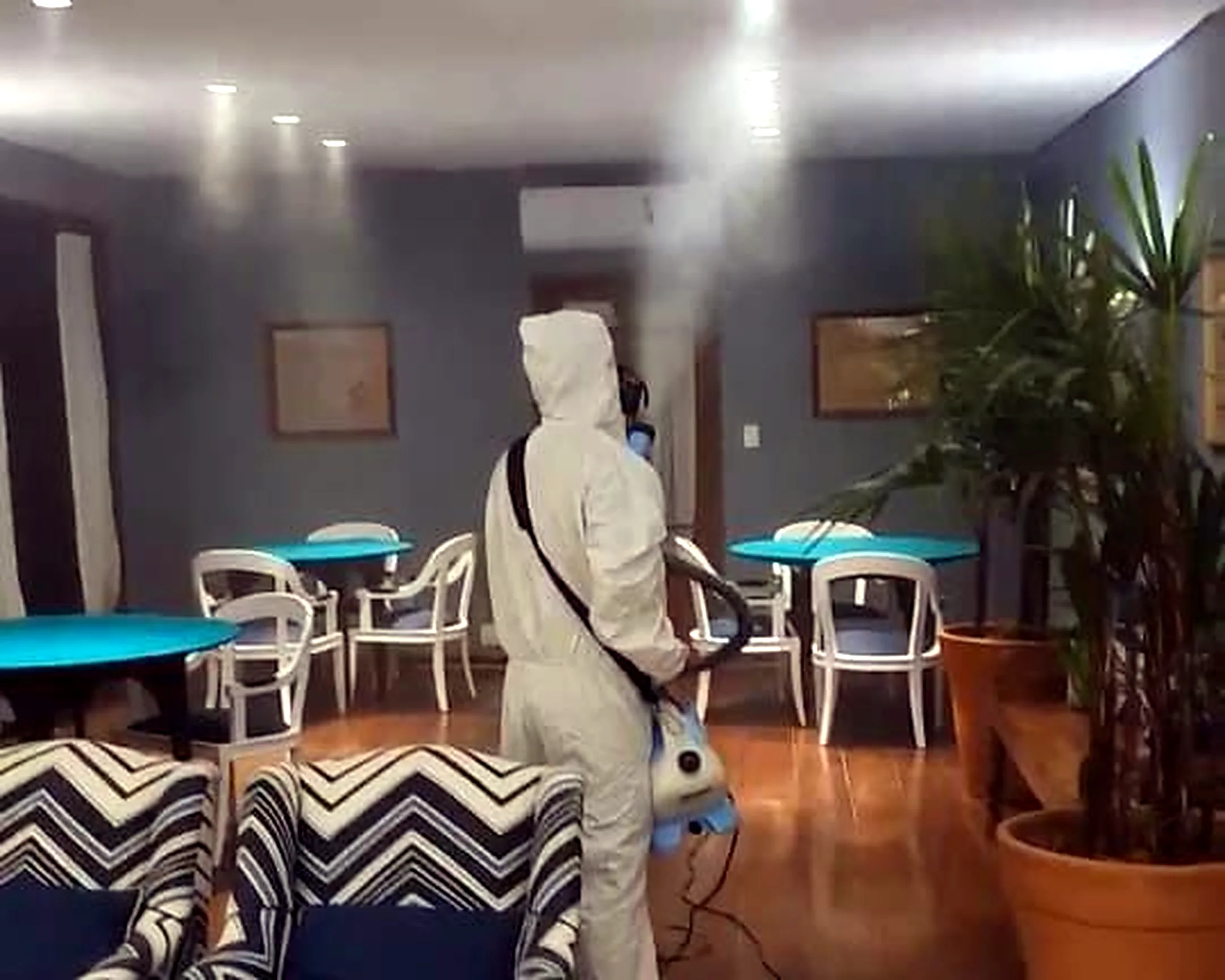 Procedimento tecnico de dedetizacao executado area de convivencia 2