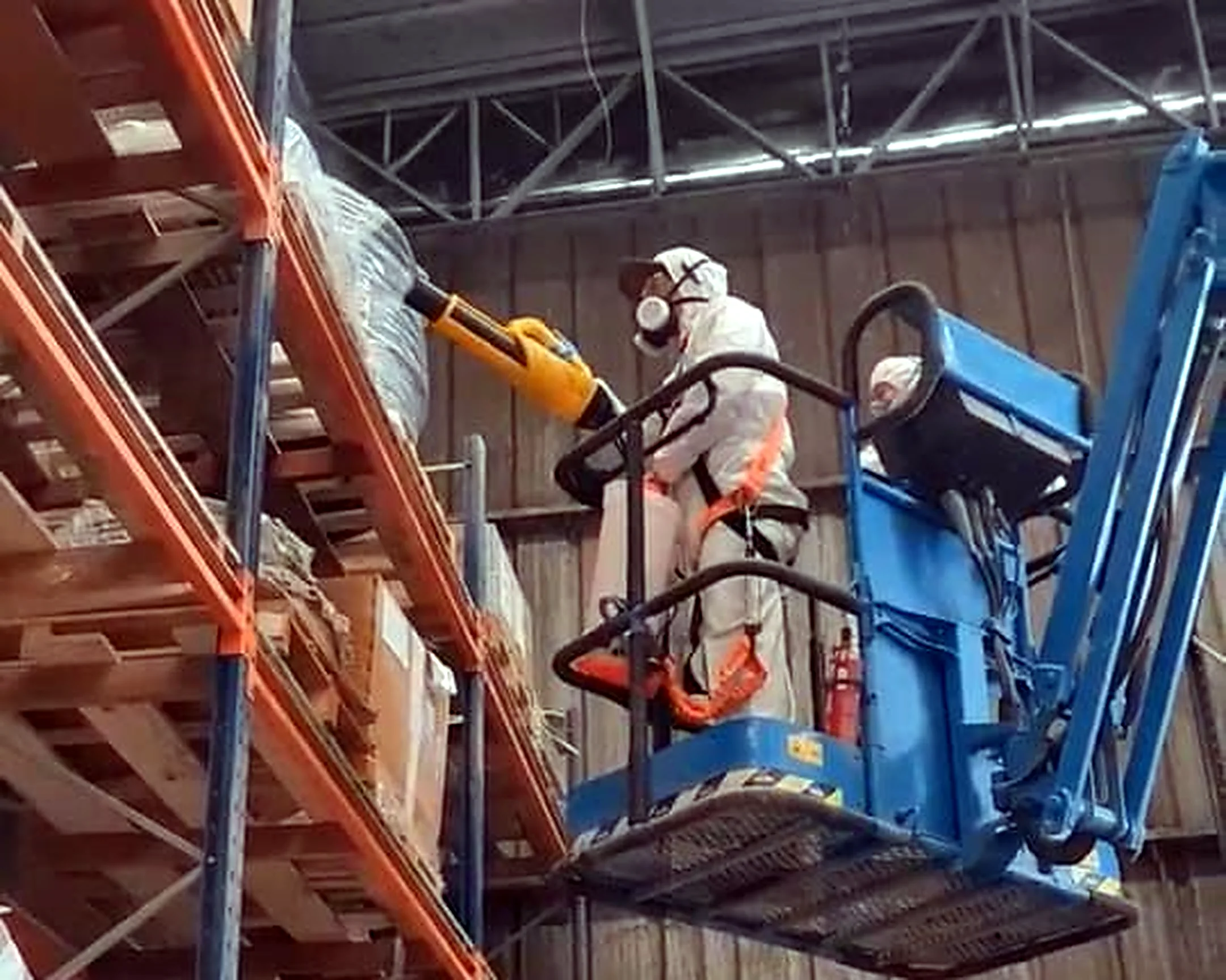 Dedetizacao em area de galpao de armazenamento 2